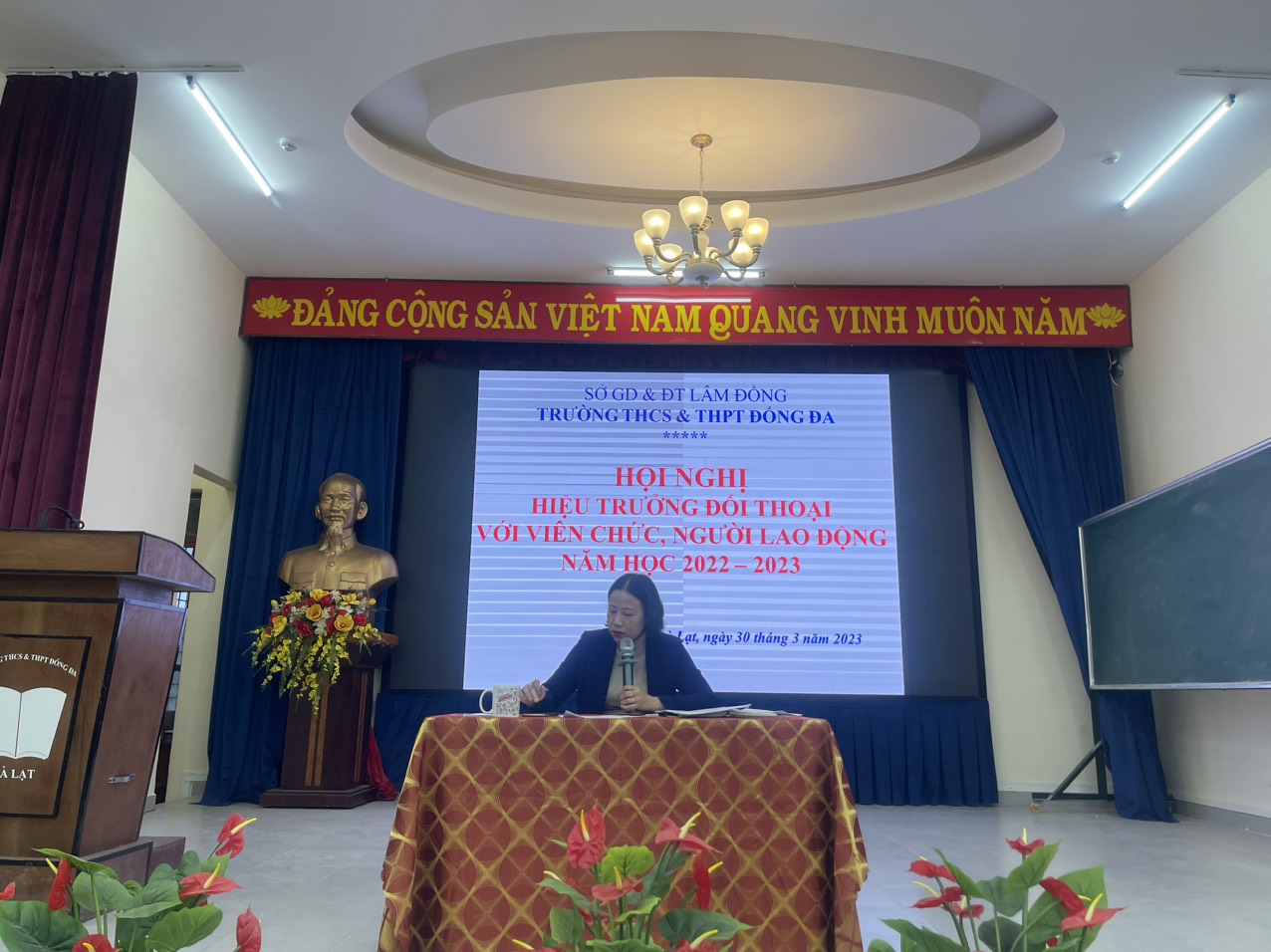 CĐCS ĐỐNG ĐA TỔ CHỨC HỘI NGHỊ ĐỐI THOẠI GIỮA HIỆU TRƯỞNG VỚI CÁN BỘ QUẢN LÝ, GIÁO VIÊN, NHÂN VIÊN VÀ NGƯỜI LAO ĐỘNG