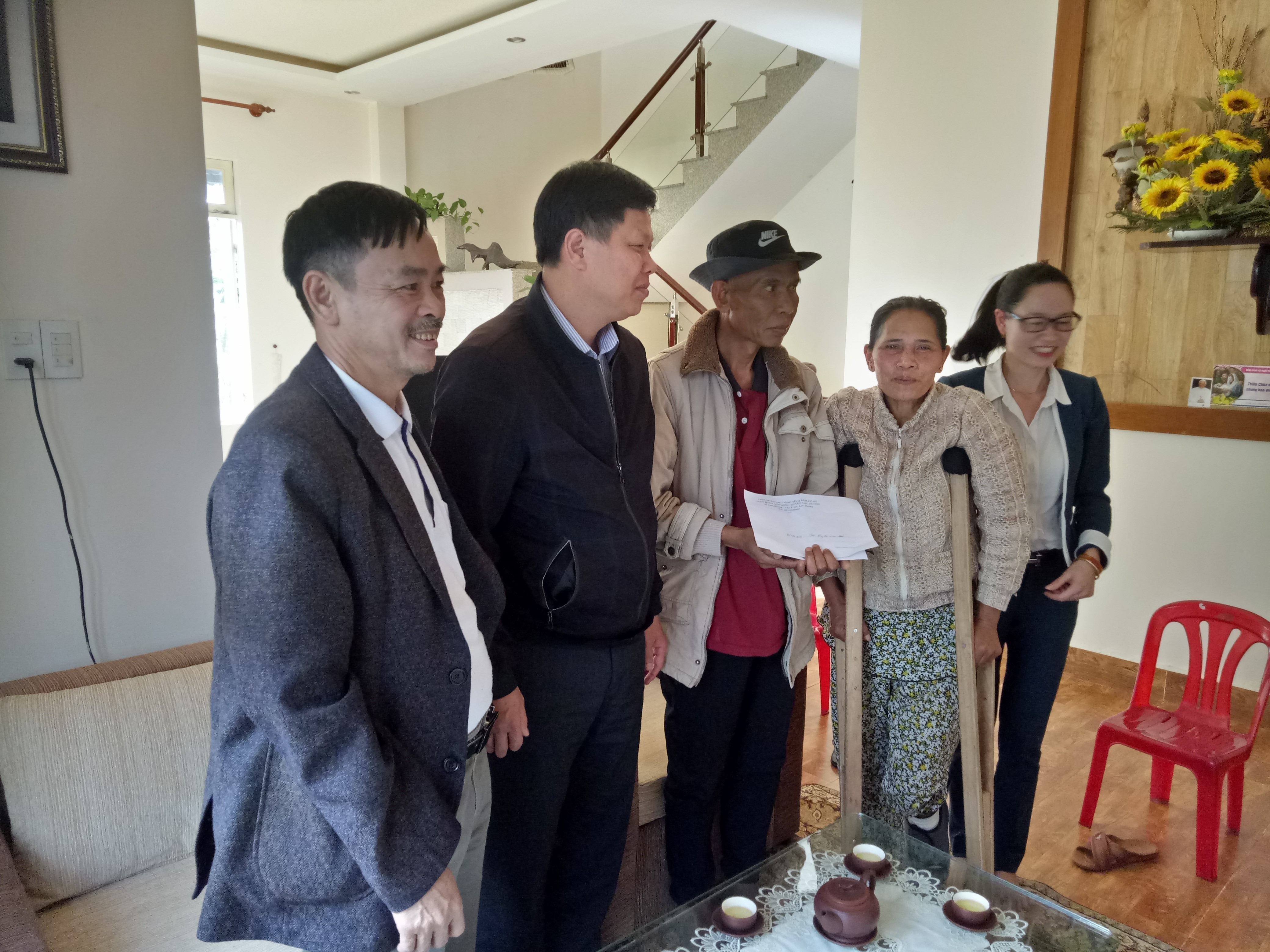 CÔNG ĐOÀN NGÀNH GIÁO DỤC LÂM ĐỒNG  THĂM VÀ TẶNG QUÀ CHO NHÀ GIÁO BỊ BỆNH HIỂM NGHÈO