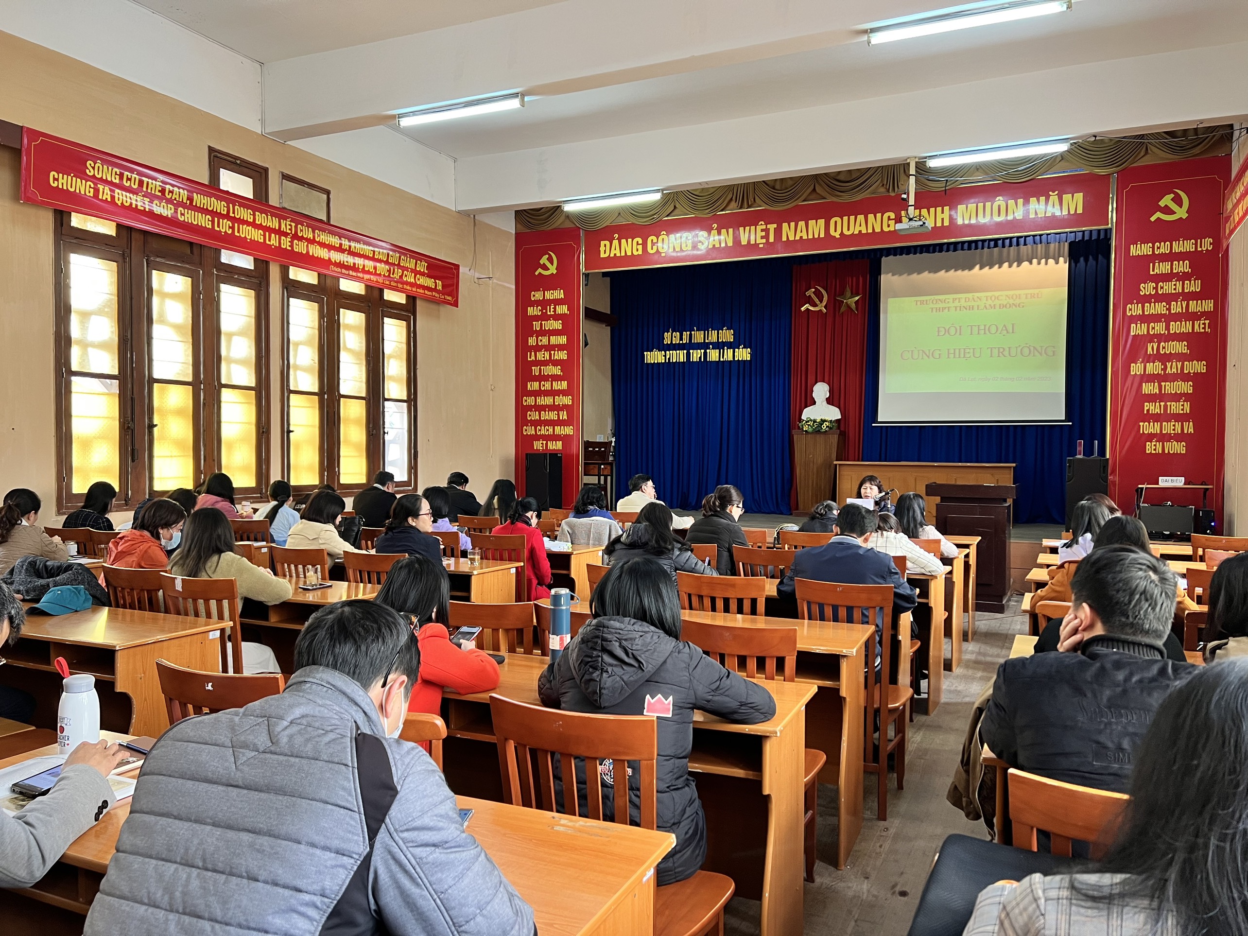 TRƯỜNG PTDTNT THPT TỈNH LÂM ĐỒNG TỔ CHỨC HỘI NGHỊ ĐỐI THOẠI VỚI HIỆU TRƯỞNG