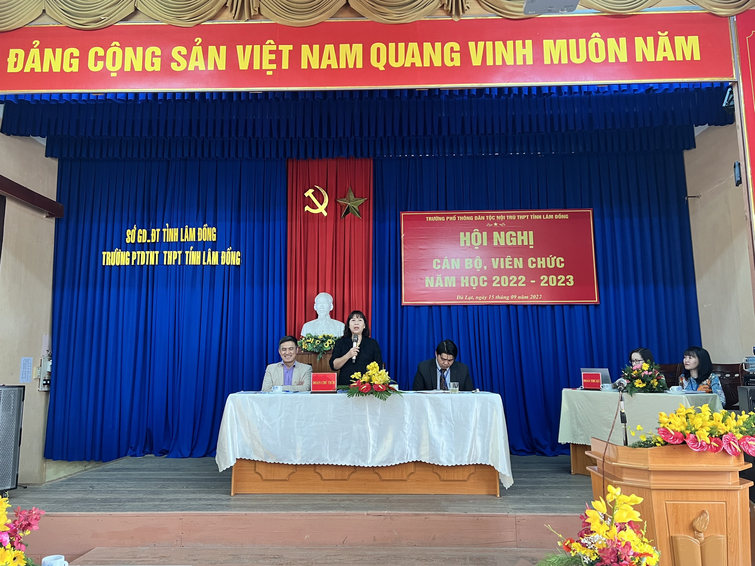 TRƯỜNG PTDTNT THPT TỈNH LÂM ĐỒNG  TỔ CHỨCHỘI NGHỊ CÁN BỘ, VIÊN CHỨC NĂM HỌC 2022 - 2023