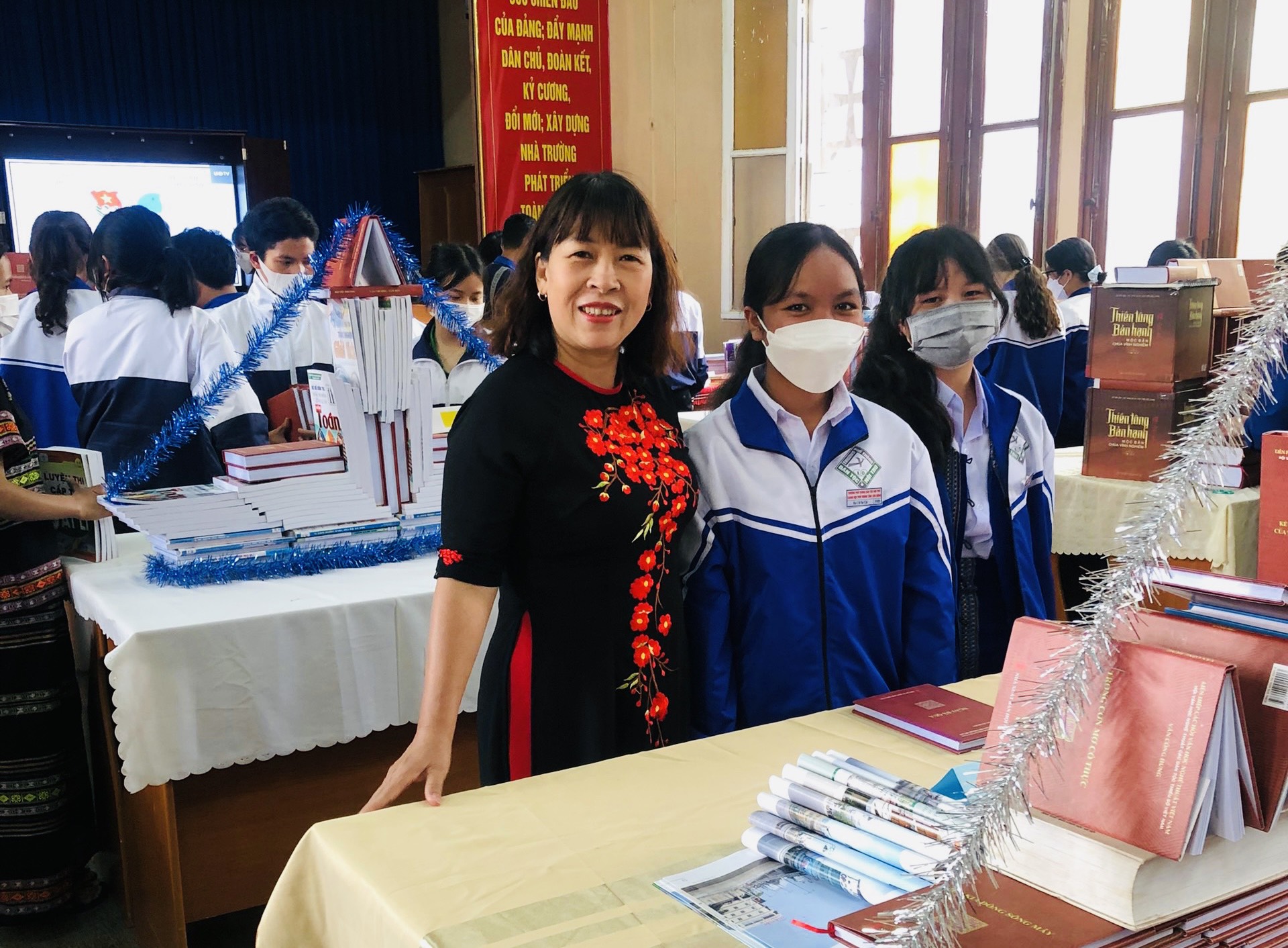 "Tấm gương học tập và làm theo tư tưởng, đạo đức, phong cách Hồ Chí Minh"