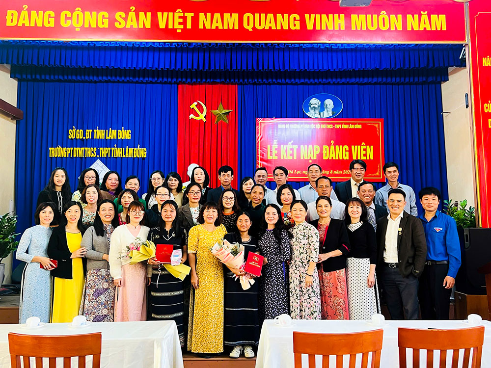 Đảng viên thuộc Đảng bộ trường PTDTNT THCS&THPT Tỉnh Lâm Đồng hướng dẫn và giúp đỡ 02 quần chúng ưu tú là học sinh được kết nạp vào Đảng.