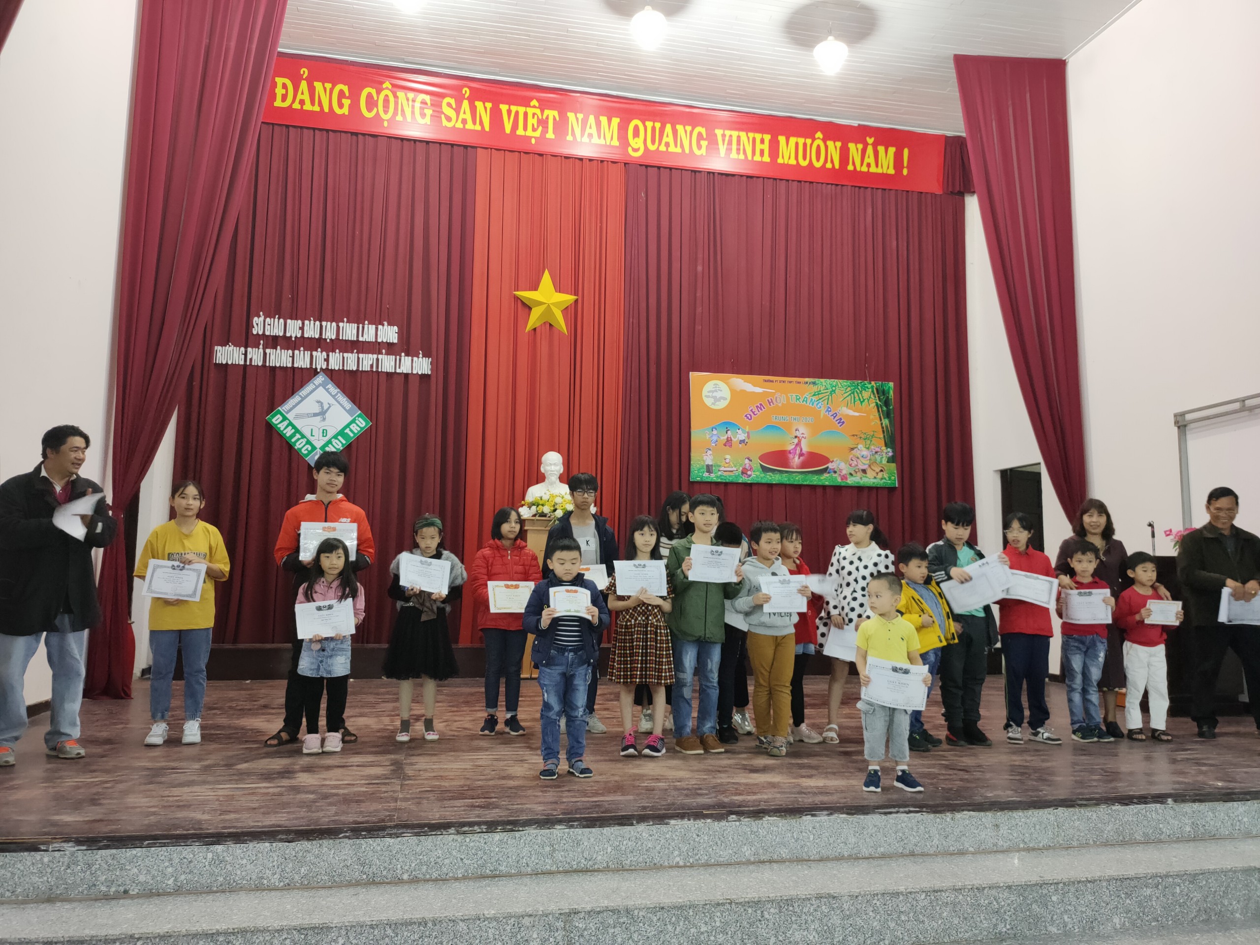 "ĐÊM HỘI TRĂNG RẰM" CỦA TRƯỜNG PTDTNT THPT TỈNH LÂM ĐỒNG