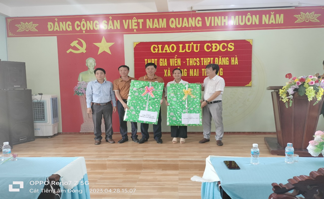 Chào mừng 48 năm ngày giải phóng miền nam thống nhất đất nước và 137 năm ngày Quốc tế lao động 01/5