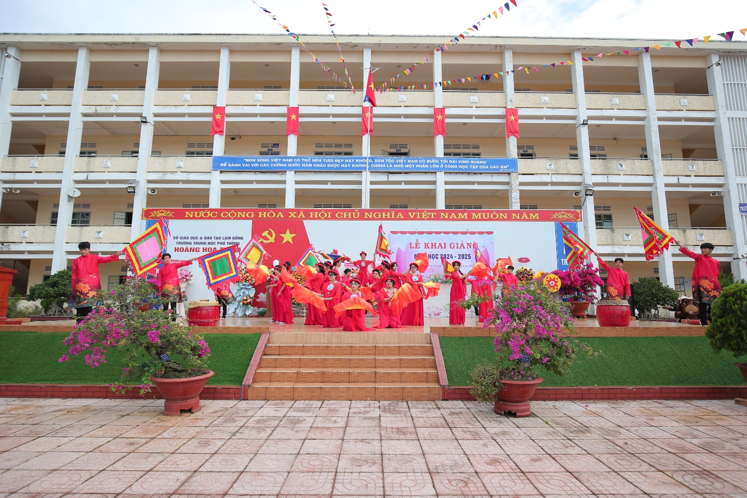 TRƯỜNG THPT HOÀNG HOA THÁM TỔ CHỨC LỄ KHAI GIẢNG NĂM HỌC 2024 2025
