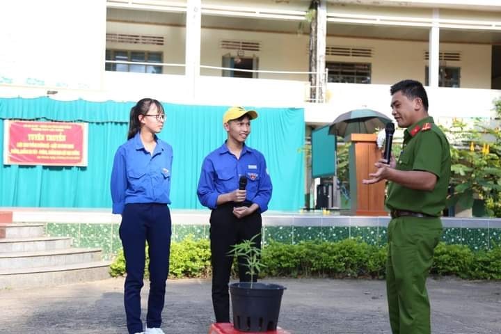 TRƯỜNG THPT LỘC THÀNH TỔ CHỨC NGOẠI KHÓA     TUYÊN TRUYỀN PHÁP LUẬT CHO HỌC SINH
