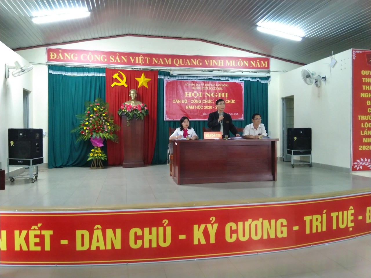 PHÁT HUY DÂN CHỦ CƠ SỞ QUYẾT TÂM THỰC HIỆN THẮNG LỢI NHIỆM VỤ NĂM HỌC 2020-2021 QUA HỘI NGHỊ CBCCVC