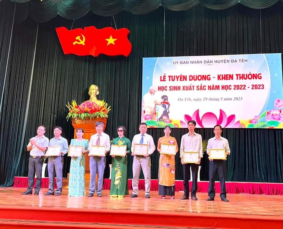 Bông hoa đẹp trong sự nghiệp trồng người!