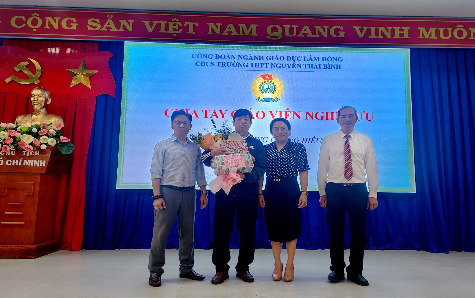 TRÂN TRỌNG QUÁ KHỨ VÀ GHI NHẬN CÔNG LAO CỦA LỚP NGƯỜI ĐI TRƯỚC LÀ YẾU TỐ QUAN TRỌNG ĐỂ TẠO LẬP NÊN NHỮNG GIÁ TRỊ BỀN VỮNG CHO TƯƠNG LAI CỦA THẦY VÀ TRÒ TRƯỜNG THPT NGUYỄN THÁI BÌNH