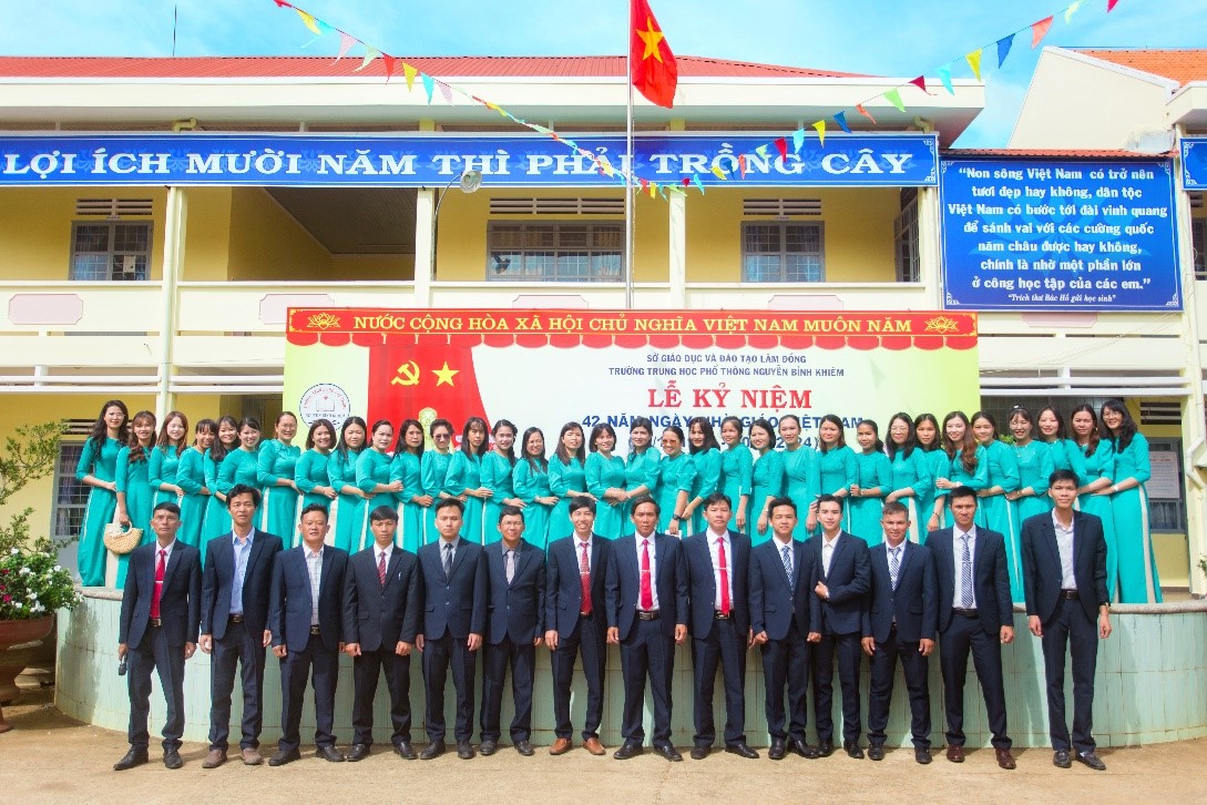 TRƯỜNG THPT NGUYỄN BỈNH KHIÊM TỔ CHỨC LỄ KỈ NIỆM 42 NĂM NGÀY NHÀ GIÁO VIỆT NAM (20/11/1982-20/11/2024)