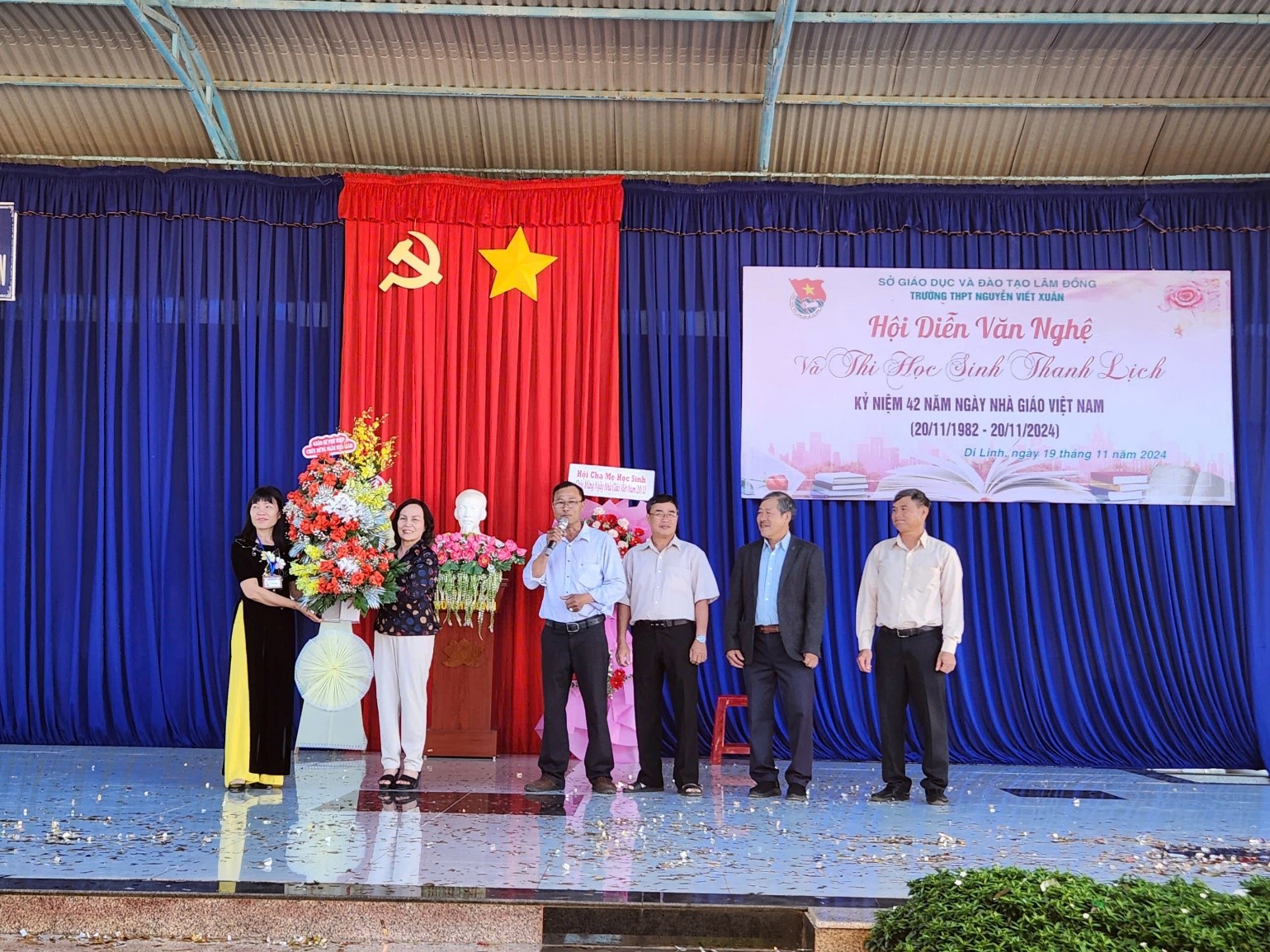 CĐCS TRƯỜNG THPT NGUYỄN VIẾT XUÂN LONG TRỌNG TỔ CHỨC HOẠT ĐỘNG KỶ NIỆM 42 NĂM NGÀY NHÀ GIÁO VIỆT NAM 