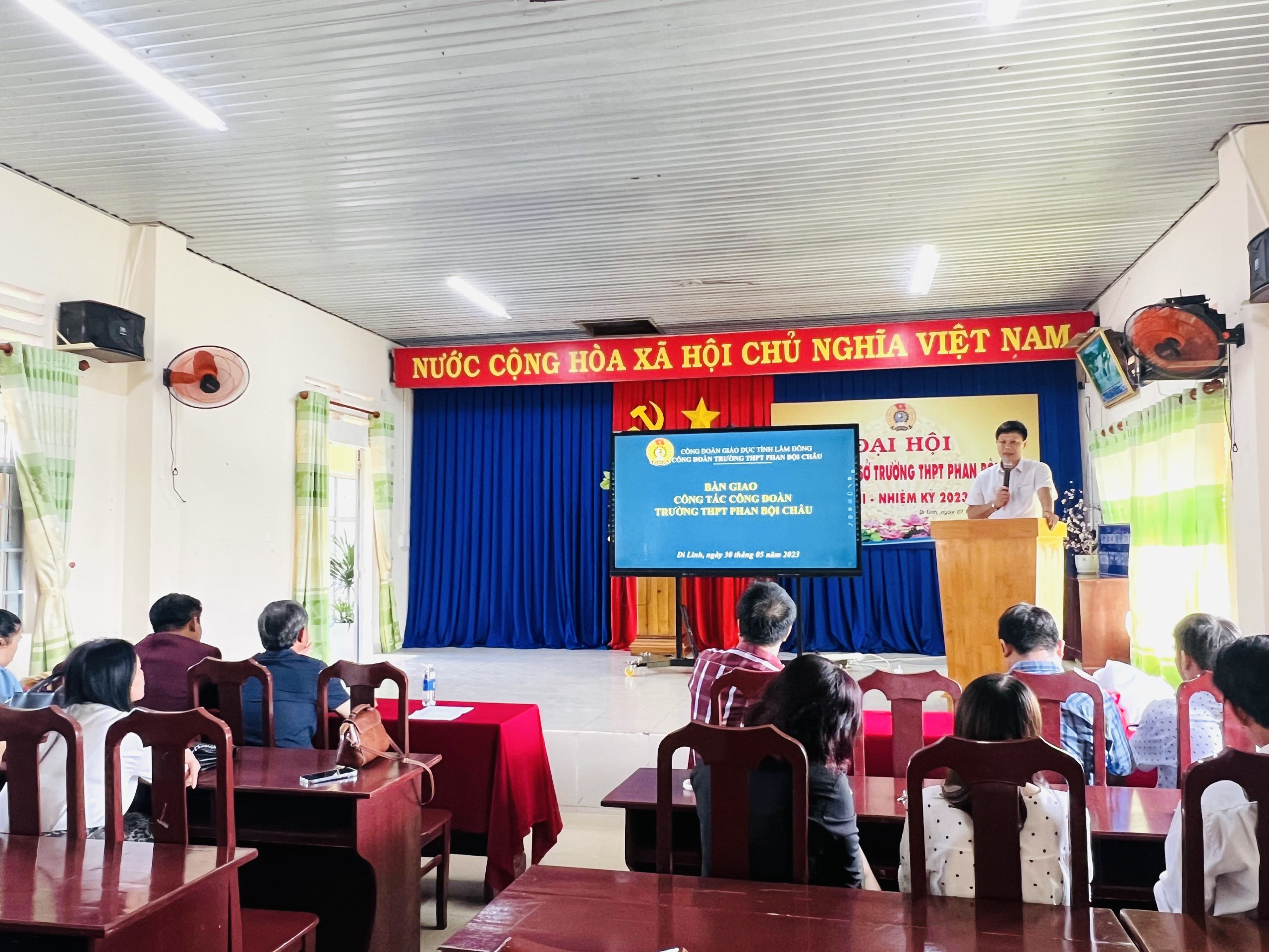 BÀN GIAO CÔNG TÁC CÔNG ĐOÀN