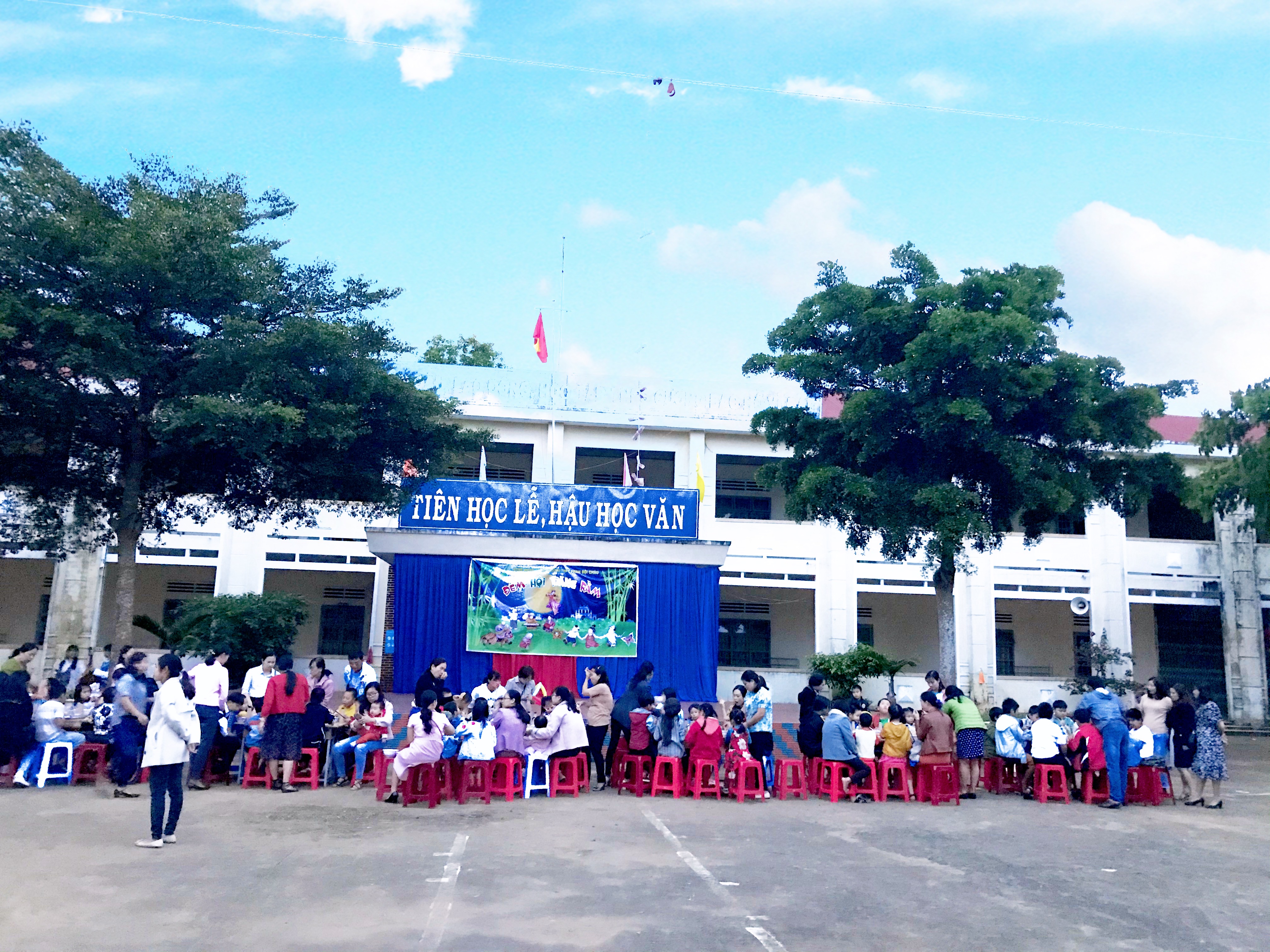  “ĐÊM HỘI TRĂNG RẰM” CHO CON EM CB, GV, NV  TRƯỜNG THPT PHAN BỘI CHÂU