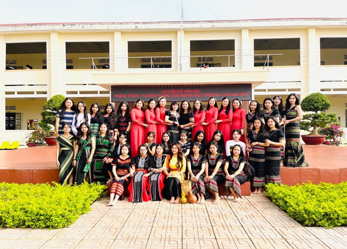 CÔNG ĐOÀN TRƯỜNG THPT PHAN BỘI CHÂU PHỐI HỢP VỚI CHUYÊN MÔN TỔ CHỨC BUỔI NGOẠI KHÓA CHUYÊN ĐỀ “NGHỆ THUẬT TRUYỀN THỐNG CỦA NGƯỜI VIỆT TRÊN XỨ CAO NGUYÊN”