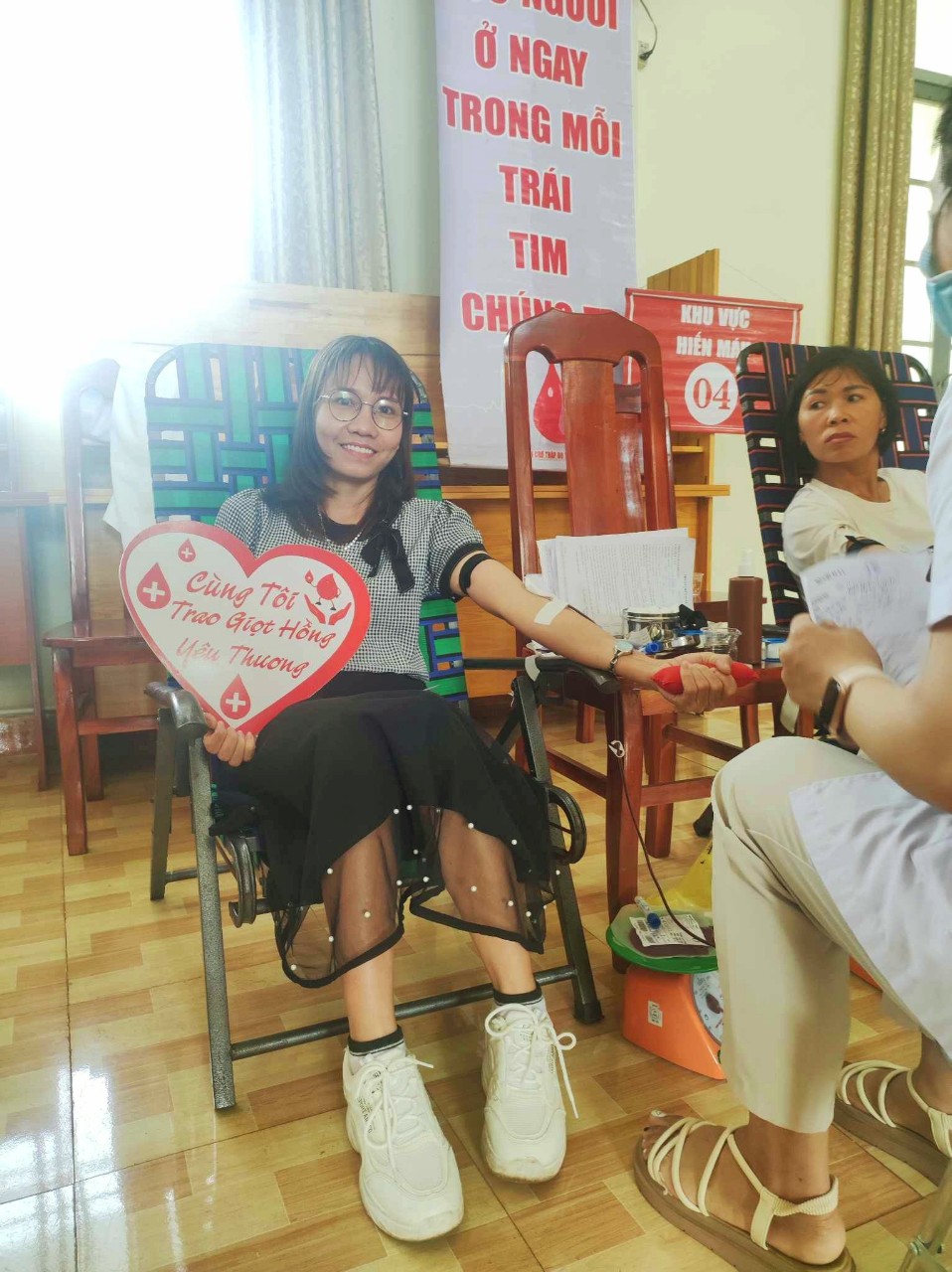 NHỮNG GIỌT HỒNG MÙA HÈ