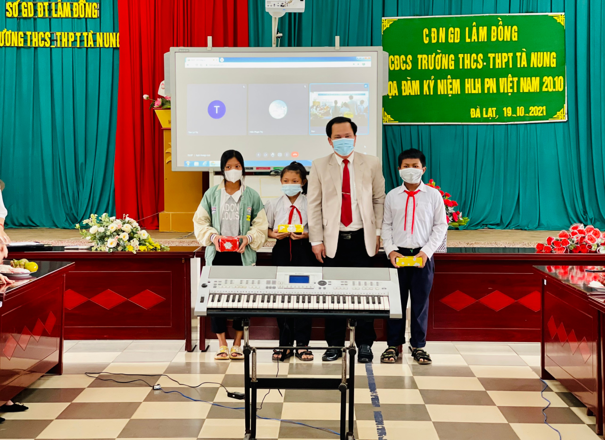 “SÓNG VÀ MÁY TÍNH CHO EM”  ĐẾN VỚI HỌC SINH VÙNG VEN THÀNH PHỐ ĐÀ LẠT