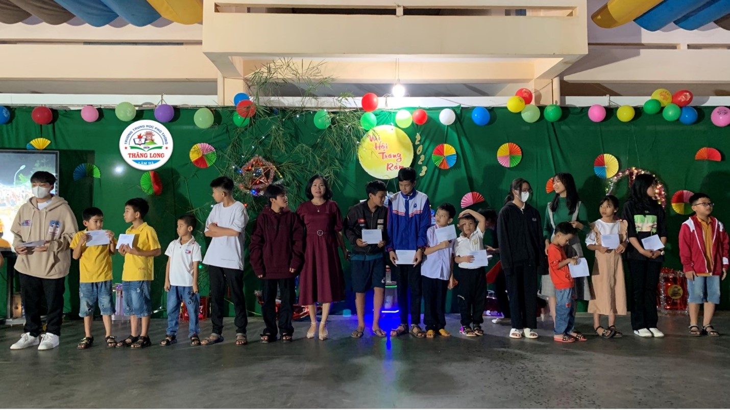 CÔNG ĐOÀN TRƯỜNG THPT THĂNG LONG TỔ CHỨC CHƯƠNG TRÌNH “VUI HỘI TRĂNG RẰM” CHO COM EM CB-GV-NV TRONG NHÀ TRƯỜNG