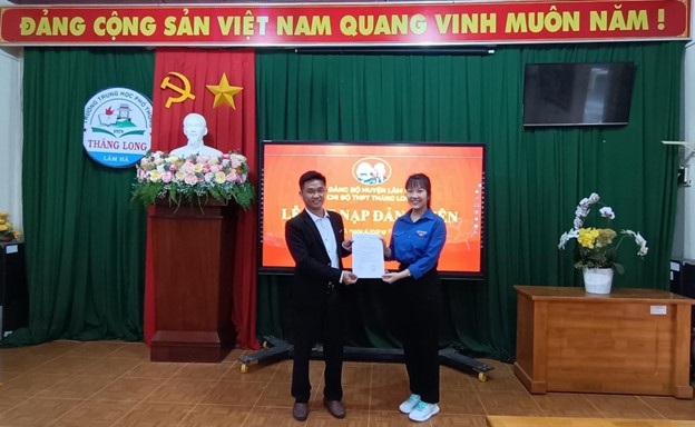 CHI BỘ TRƯỜNG THPT THĂNG LONG KẾT NẠP ĐẢNG VIÊN MỚI  LÀ HỌC SINH XUẤT SẮC