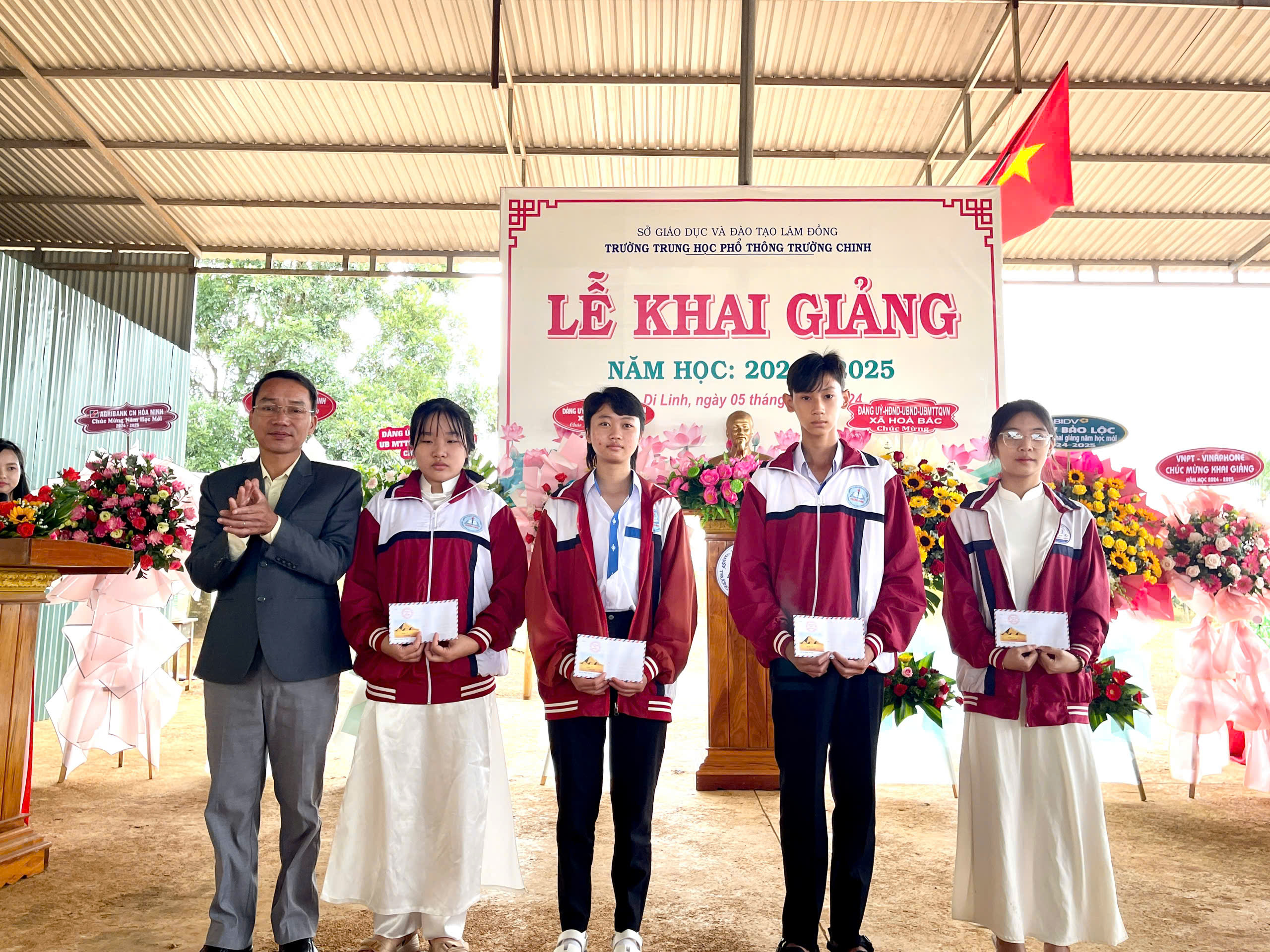 TRƯỜNG THPT TRƯỜNG CHINH TỔ CHỨC LỄ KHAI GIẢNG NĂM HỌC MỚI 2024-2025