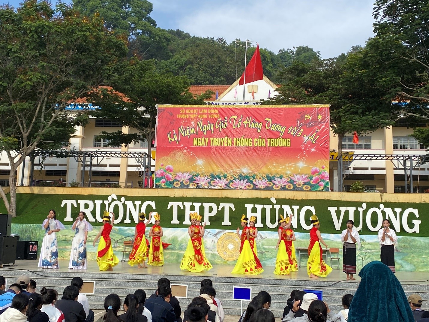 TỔ CHỨC HOẠT ĐỘNG NGOẠI KHÓA – NGOÀI GIỜ LÊN LỚP NHÂN KỈ NIỆM NGÀY QUỐC TỔ 10 -  3  ÂM LỊCH - NGÀY TRUYỀN THỐNG CỦA TRƯỜNG