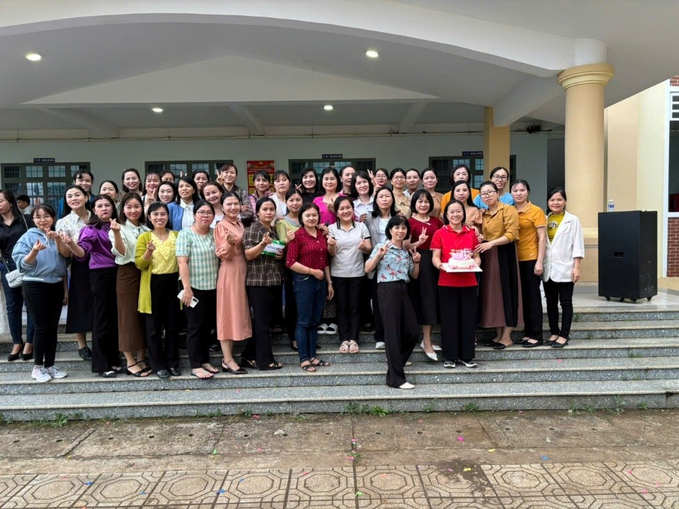 CĐCS TRƯỜNG THPT LƯƠNG THẾ VINH TỔ CHỨC  BUỔI TỌA ĐÀM VÀ GIAO LƯU KỶ NIỆM 94 NĂM NGÀY THÀNH LẬP HỘI LIÊN HIỆP PHỤ NỮ VIỆT NAM (20/10/1930 - 20/10/2024)  NHIỀU MÀU SẮC VÀ ĐONG ĐẦY YÊU THƯƠNG