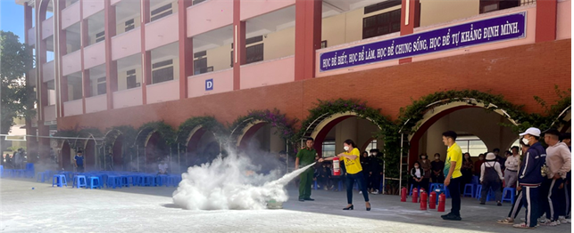 TRƯỜNG THCS&THPT CHI LĂNG TỔ CHỨC TẬP HUẤN PHÒNG CHÁY CHỮA CHÁY 