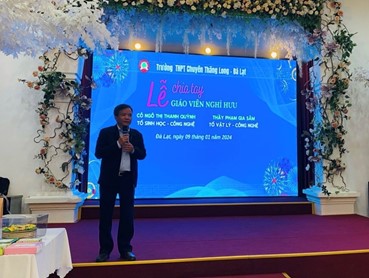 CÔNG ĐOÀN TRƯỜNG THPT CHUYÊN THĂNG LONG TỔ CHỨC CHIA TAY GIÁO VIÊN NGHỈ HƯU 