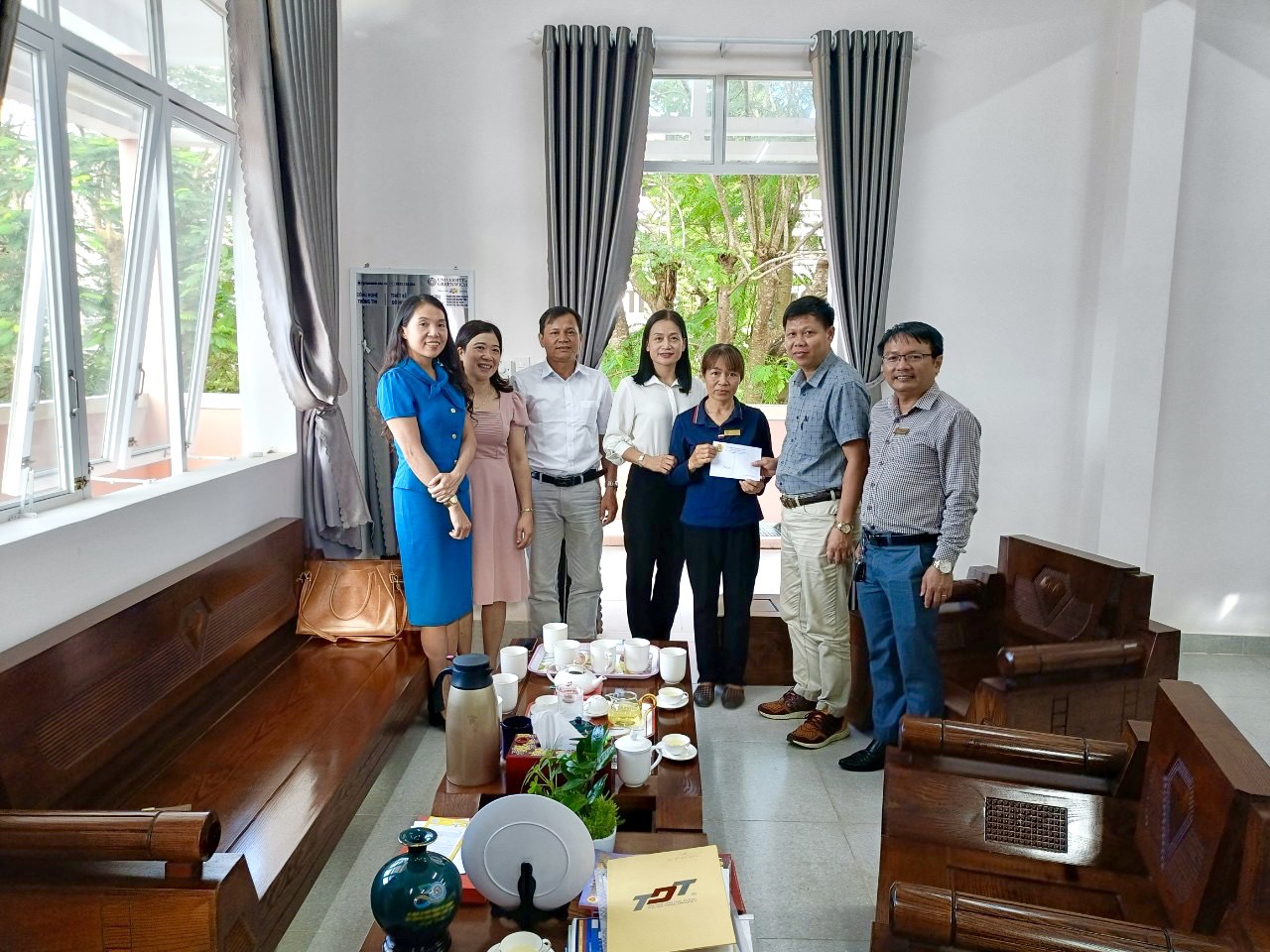 CÔNG ĐOÀN GIÁO DỤC LÂM ĐỒNG THĂM HỎI, TẶNG QUÀ CÔNG ĐOÀN VIÊN TẠI BẢO LỘC