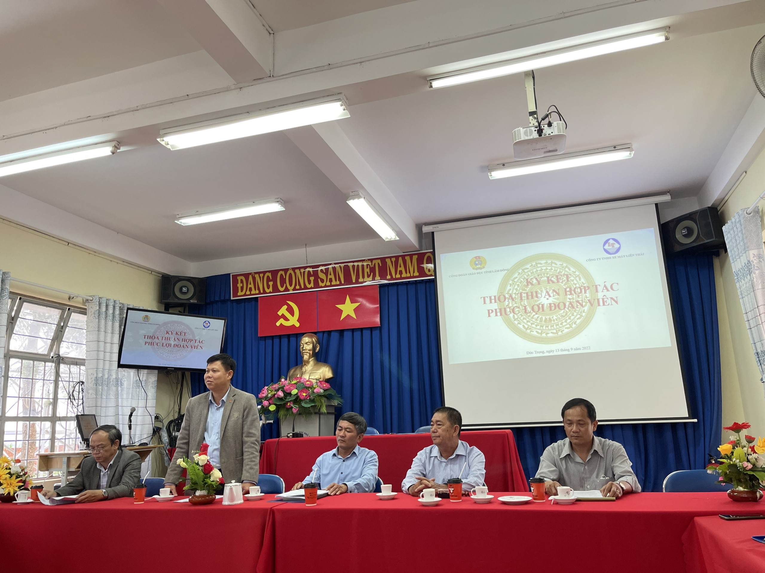 CÔNG ĐOÀN GIÁO DỤC LÂM ĐỒNG KÝ KẾT THỎA THUẬN HỢP TÁC  VÌ PHÚC LỢI ĐOÀN VIÊN