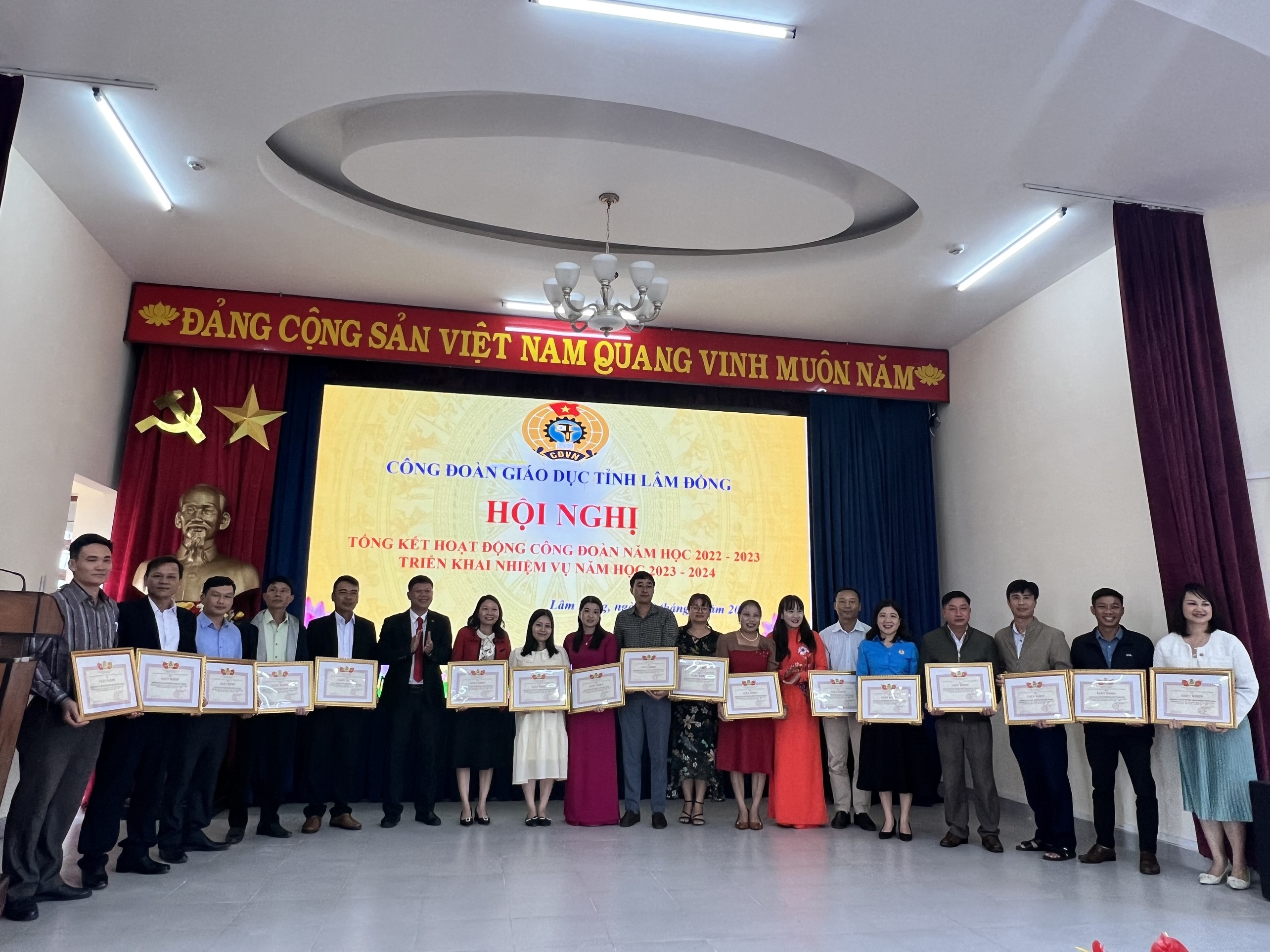 CÔNG ĐOÀN GIÁO DỤC TỈNH LÂM ĐỒNG  TỔ CHỨC THÀNH CÔNG HỘI NGHỊ TỔNG KẾT HOẠT ĐỘNG   CÔNG ĐOÀN NĂM HỌC 2022-2023, TRIỂN KHAI NHIỆM VỤ   NĂM HỌC 2023-2024 