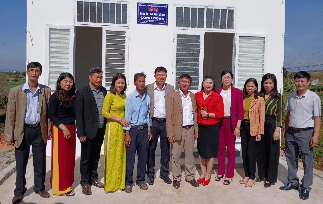 Ấm áp món quà cuối năm cho người bảo vệ trường học