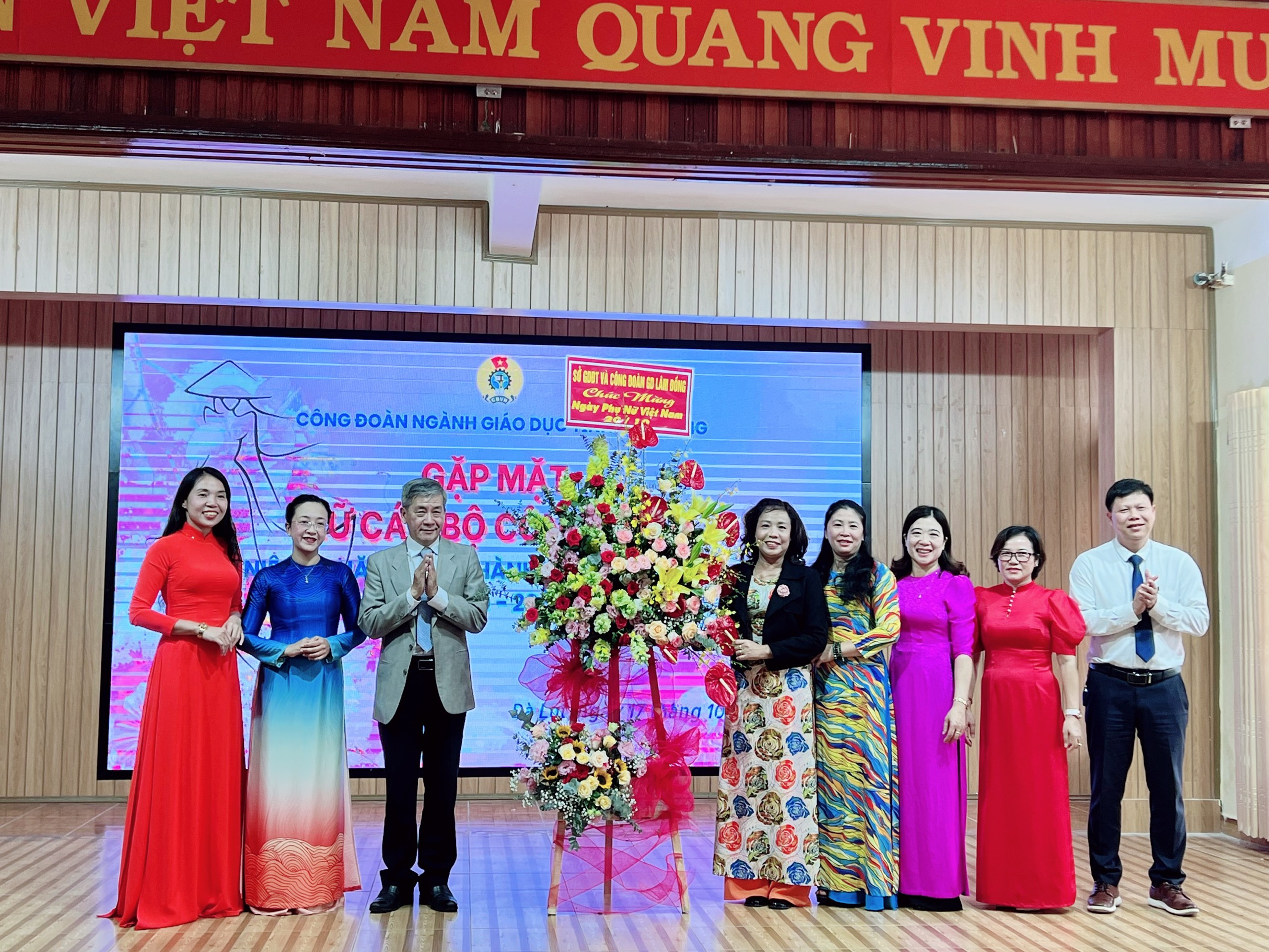 GẶP MẶT NỮ CÁN BỘ CÔNG ĐOÀN NGÀNH GIÁO DỤC TỈNH LÂM ĐỒNG NHÂN KỶ NIỆM 93 NĂM NGÀY THÀNH LẬP HỘI LIÊN HIỆP PHỤ NỮ VIỆT NAM