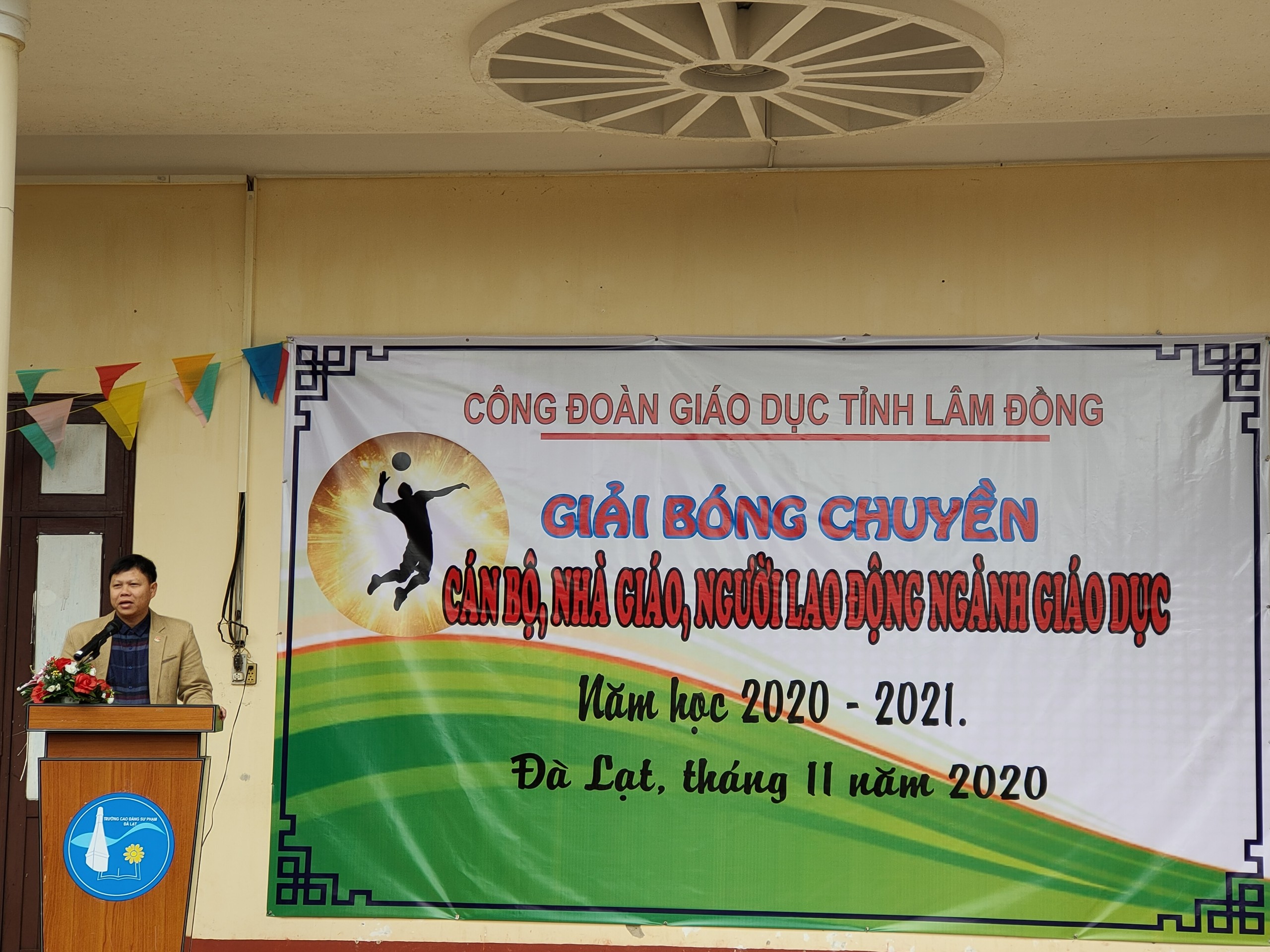CÔNG ĐOÀN NGÀNH GIÁO DỤC LÂM ĐỒNG TỔ CHỨC LỄ KHAI MẠC GIẢI  BÓNG CHUYỀN CHÀO MỪNG ĐẠI HỘI  ĐẢNG CÁC CẤP VÀ KỶ NIỆM 38 NĂM NGÀY NHÀ GIÁO VIỆT NAM  (20/11/1982-20/11/2020)