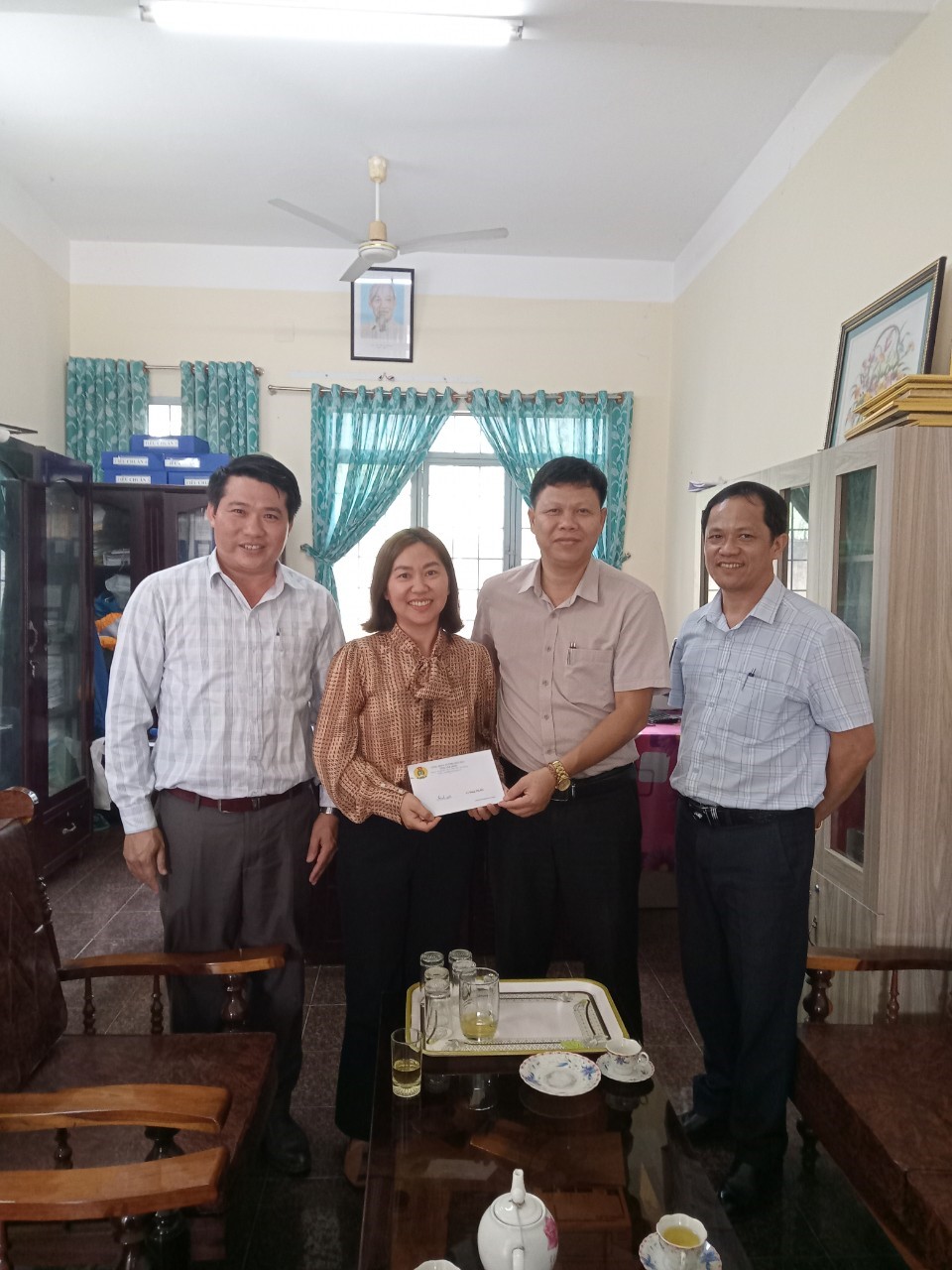 CĐGD TỈNH LÂM ĐỒNG KỊP THỜI CHIA SẺ CÙNG ĐỘI NGŨ CÁN BỘ, NHÀ GIÁO, NGƯỜI LAO ĐỘNG TRƯỚC THỀM TẾT CỦA NHÀ GIÁO (20/11)