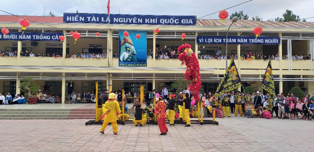 Vui tết trung thu của học sinh, con cán bộ giáo viên công nhân viên trường THPT Bảo Lâm.