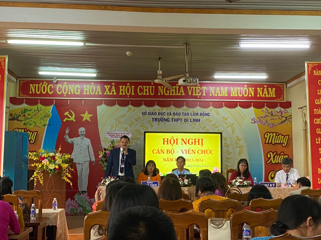 TRƯỜNG THPT DI LINH TỔ CHỨC THÀNH CÔNG HỘI NGHỊ CÁN BỘ, VIÊN CHỨC NĂM HỌC 2023-2024