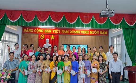 CÔNG ĐOÀN CƠ SỞ TRƯỜNG THPT ĐẠ TẺH TỔ CHỨC TỌA ĐÀM “PHỤ NỮ VIỆT NAM VÀ VAI TRÒ CỦA NỮ GV-NV NHÀ TRƯỜNG”