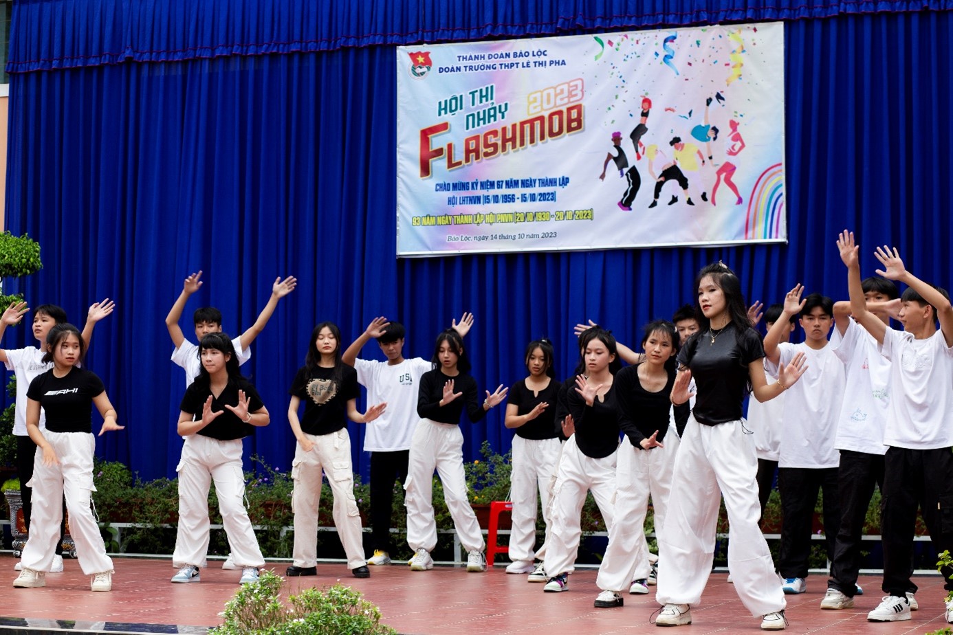 BAN CHẤP HÀNH CÔNG ĐOÀN TRƯỜNG THPT LÊ THỊ PHA PHỐI HỢP VỚI ĐOÀN TRƯỜNG TỔ CHỨC TUYÊN TRUYỀN CHÀO MỪNG 93 NĂM NGÀY THÀNH LẬP HỘI LIÊN HIỆP PHỤ NỮ VIỆT NAM (20/10/1930-20/10/2023)