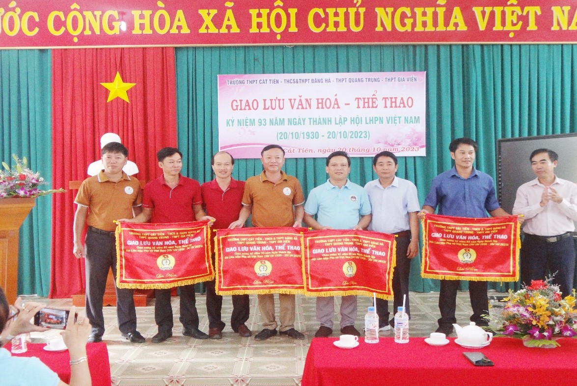 CÁC TRƯỜNG THPT TRÊN ĐỊA BÀN HUYỆN CÁT TIÊN GIAO LƯU VĂN HÓA, THỂ THAO NHÂN DỊP 20/10