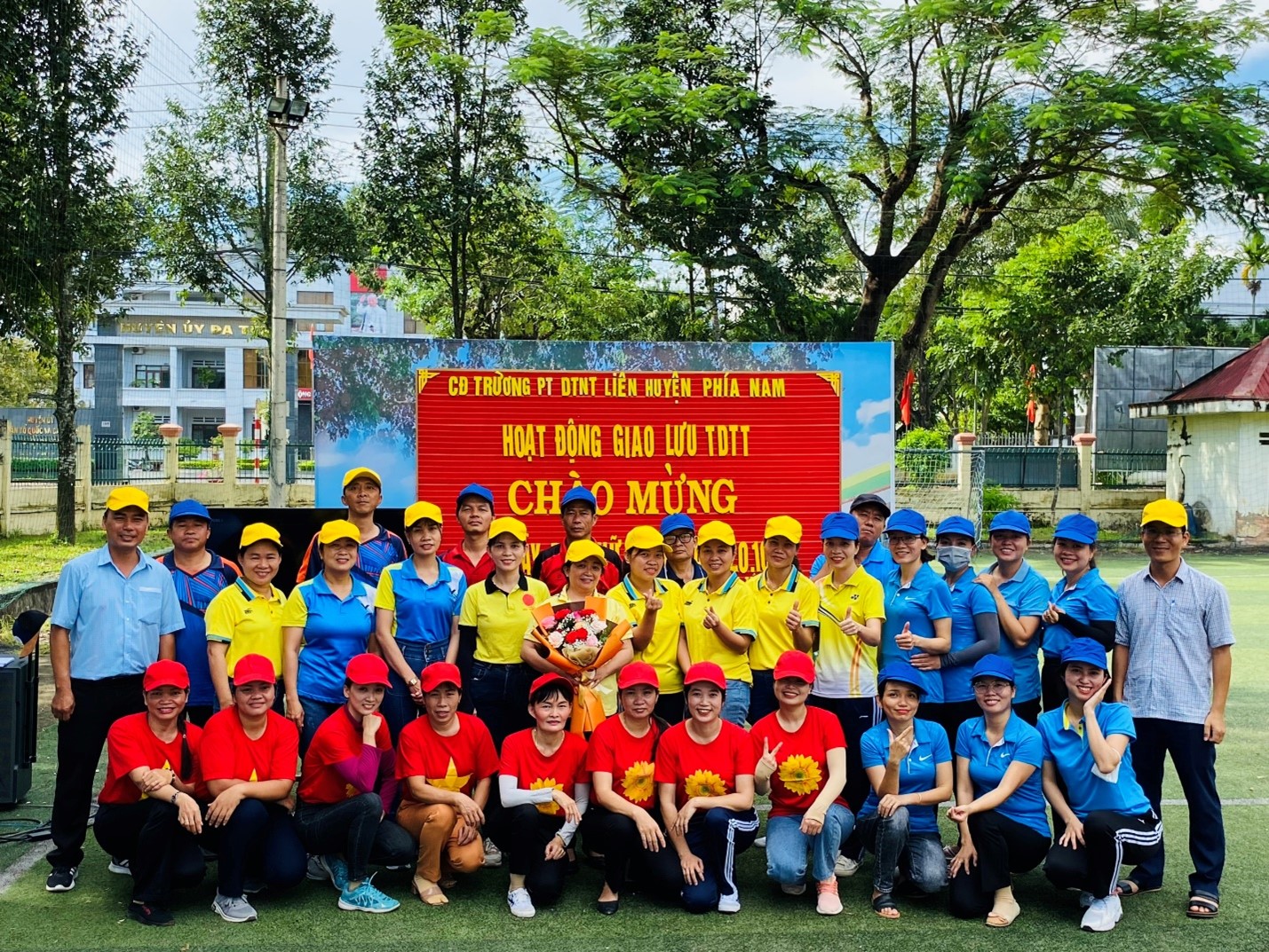 CĐCS TRƯỜNG PT DTNT THCS-THPT LIÊN HUYỆN PHÍA NAM TƯNG BỪNG TỔ CHỨC CÁC HOẠT ĐỘNG CHÀO MỪNG KỶ NIỆM 93 NĂM NGÀY THÀNH LẬP HỘI LIÊN HIỆP PHỤ NỮ VIỆT NAM