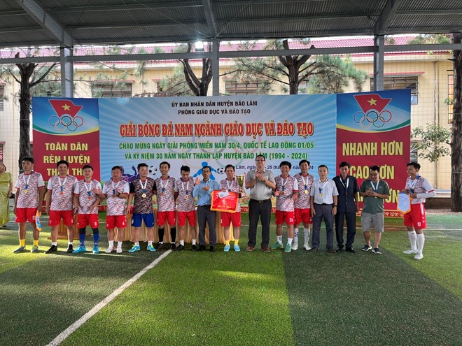 ĐỘI BÓNG ĐÁ NAM TRƯỜNG THPT BẢO LÂM SÔI NỔI CHÀO MỪNG KỶ NIỆM 49 NĂM NGÀY GIẢI PHÓNG MIỀN NAM, THỐNG NHẤT ĐẤT NƯỚC VÀ 138 NĂM NGÀY QUỐC TẾ LAO ĐỘNG 1/5.