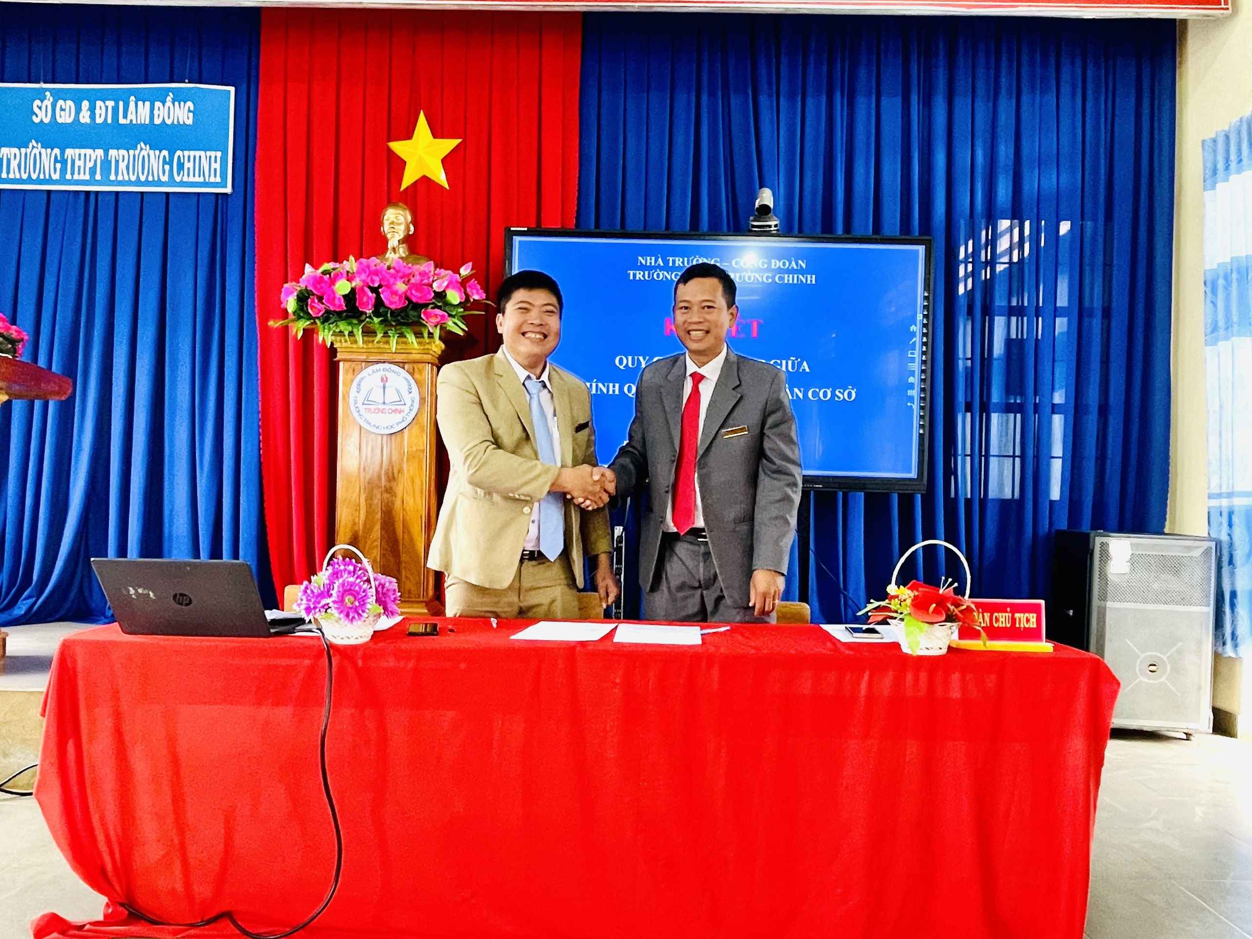 TRƯỜNG THPT TRƯỜNG CHINH TỔ CHỨC HỘI NGHỊ CÁN BỘ, VIÊN CHỨC NĂM HỌC 2023 - 2024