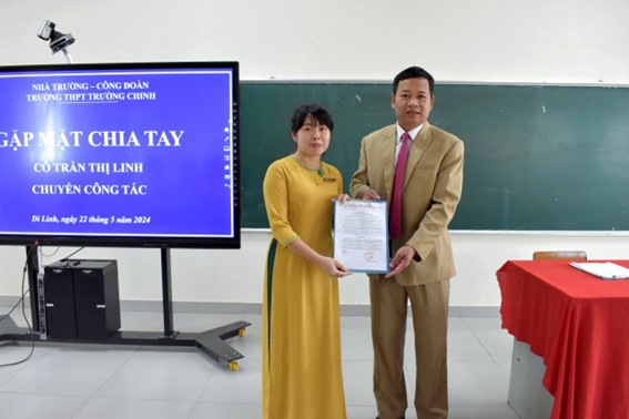 CĐCS THPT TRƯỜNG CHINH TỔ CHỨC GẶP MẶT, CHIA TAY GIÁO VIÊN CHUYỂN CÔNG TÁC