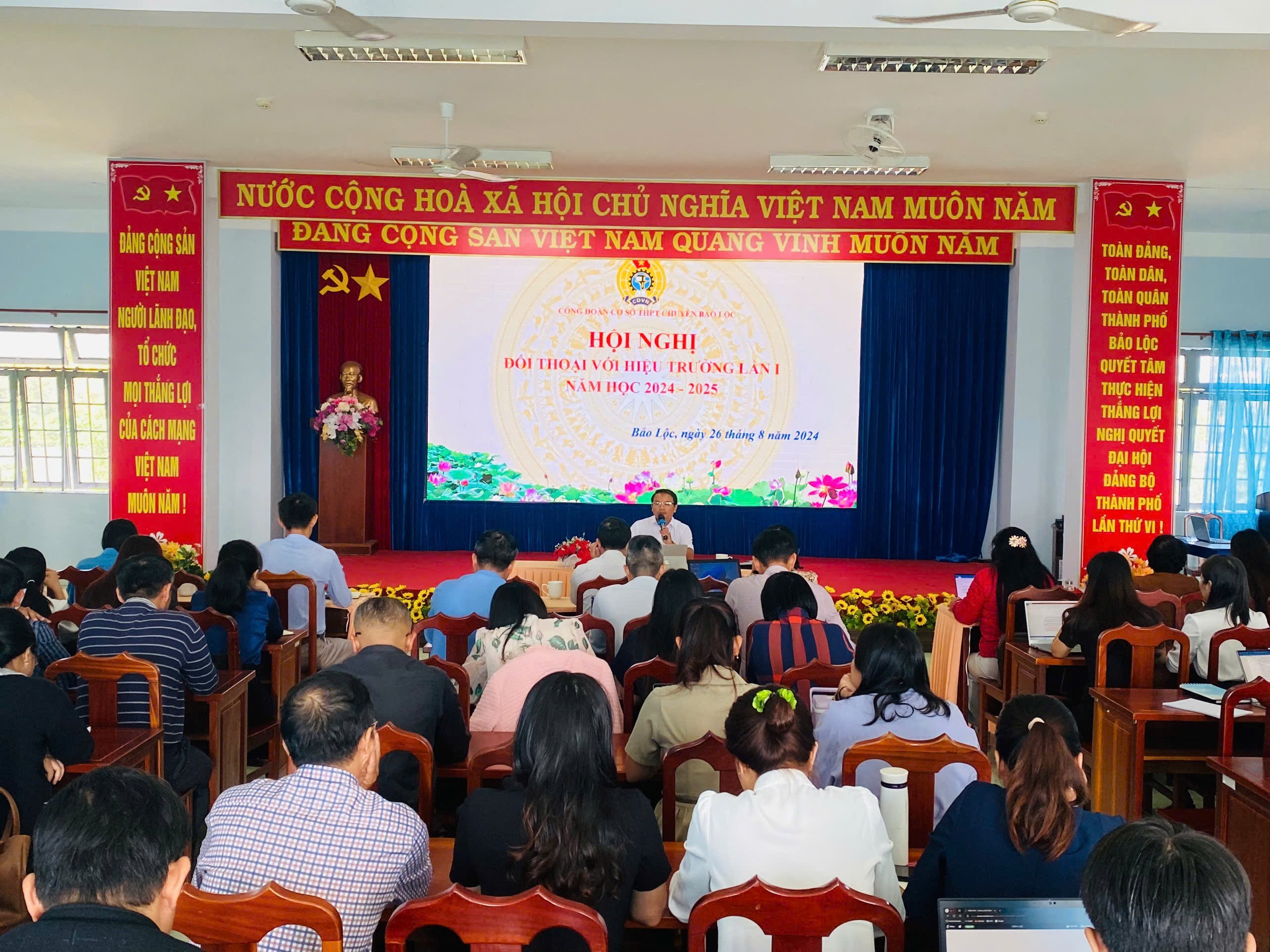 TRƯỜNG THPT CHUYÊN BẢO LỘC TỔ CHỨC HỘI NGHỊ ĐỐI THOẠI VỚI HIỆU TRƯỞNG LẦN I, NĂM HỌC 2024 - 2025