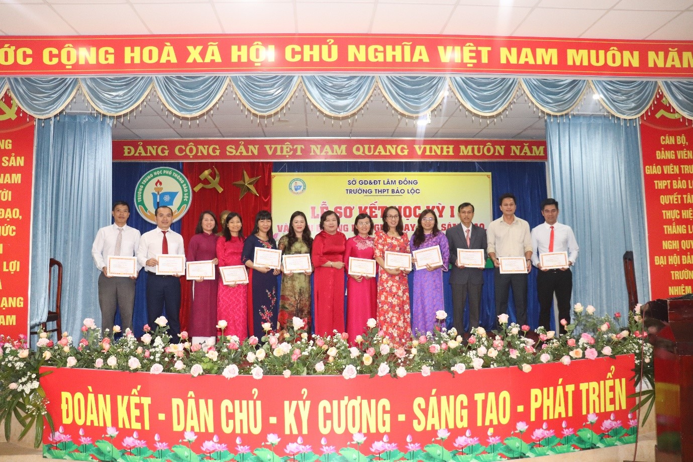 TRƯỜNG THPT BẢO LỘC TỔ CHỨC LỄ SƠ KẾT HỌC KÌ I NĂM HỌC 2024 – 2025 VÀ BIỂU DƯƠNG NHÀ GIÁO DẠY GIỎI, SÁNG TẠO GIAI ĐOẠN 2020 - 2025