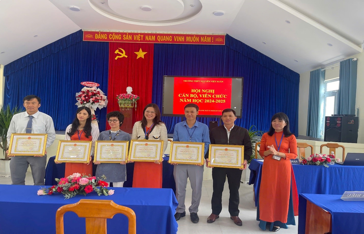 TRƯỜNG THPT NGUYỄN VIẾT XUÂN TỔ CHỨC THÀNH CÔNG HỘI NGHỊ CÁN BỘ - VIÊN CHỨC NĂM HỌC 2024-2025