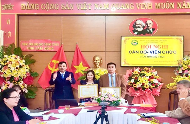 TRUNG TÂM GIÁO DỤC THƯỜNG XUYÊN TỈNH LÂM ĐỒNG TẠI TP. ĐÀ LẠT TỔ CHỨC HỘI NGHỊ CÁN BỘ, VIÊN CHỨC VÀ GẶP MẶT CHIA TAY GIÁO VIÊN VỀ HƯU.