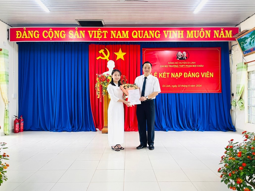 HỌC SINH ĐẦU TIÊN CỦA TRƯỜNG THPT PHAN BỘI CHÂU VINH DỰ ĐỨNG VÀO HÀNG NGŨ ĐẢNG CỘNG SẢN VIỆT NAM