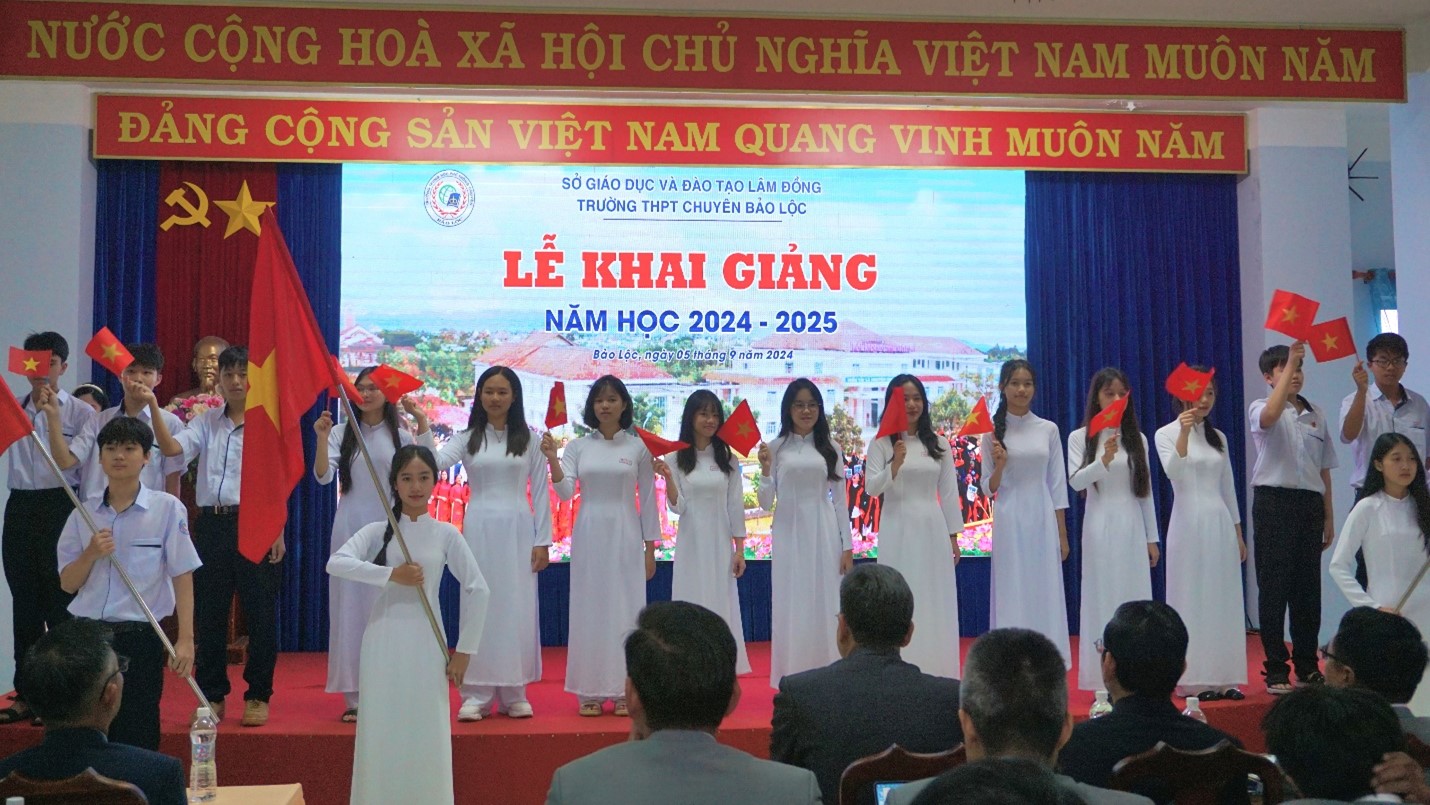 TRƯỜNG THPT CHUYÊN BẢO LỘC LONG TRỌNG TỔ CHỨC LỄ KHAI GIẢNG NĂM HỌC MỚI 2024-2025