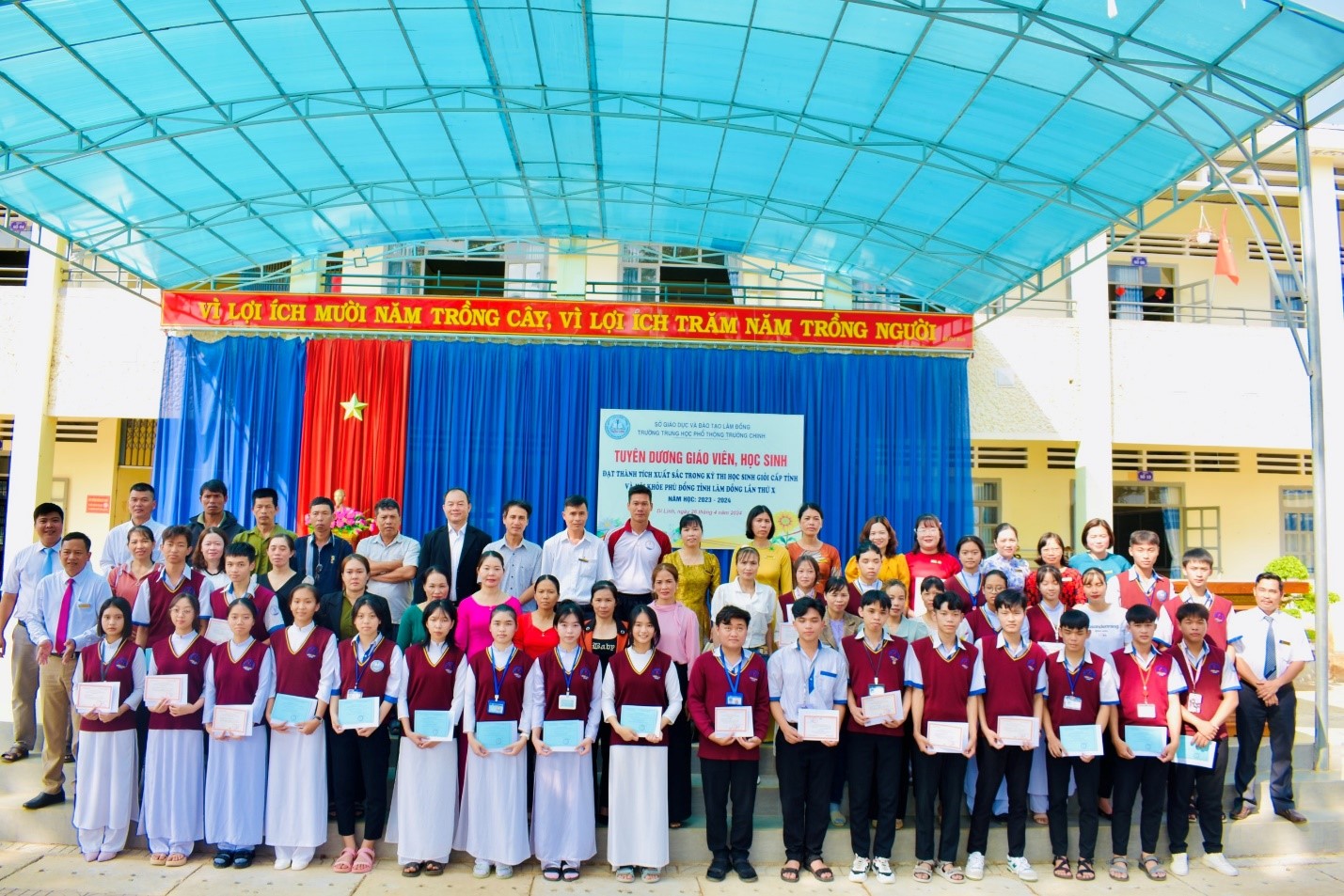 TRƯỜNG THPT TRƯỜNG CHINH TỔ CHỨC LỄ TUYÊN DƯƠNG, KHEN THƯỞNG GIÁO VIÊN VÀ HỌC SINH ĐẠT THÀNH TÍCH XUẤT SẮC TRONG KỲ THI HỌC SINH GIỎI CẤP TỈNH VÀ HỘI KHỎE PHÙ ĐỔNG TỈNH LÂM ĐỒNG LẦN THỨ X NĂM 2024